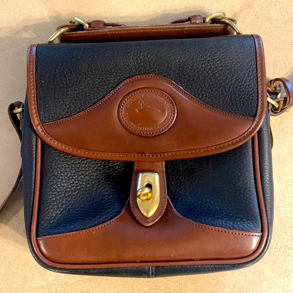 Vintage Dooney and Bourke Carrier Camera crossbody/satchel
